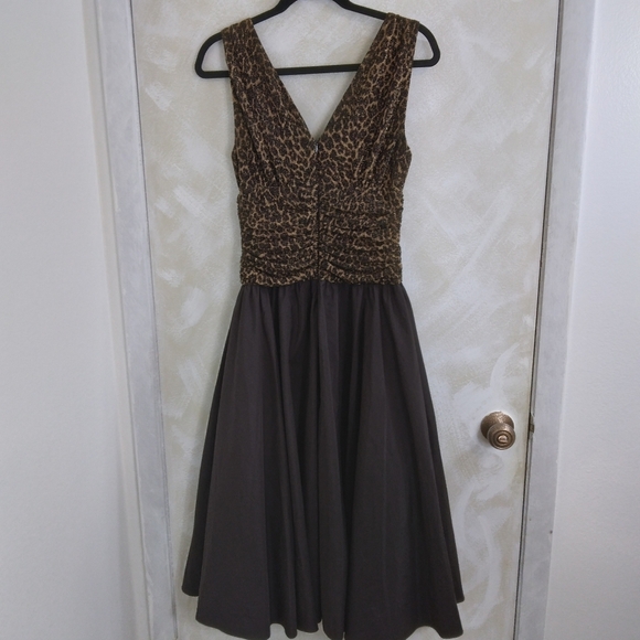 Size 10 Jessica Howard V Neck Leopard Print Brown Sleeveless Ruched Dress - Picture 3 of 10